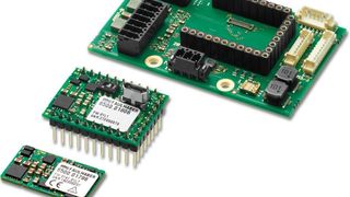 Die miniaturisierten Motion Controller MC 3001 B (unten) und MC 3001 P (Mitte) sowie das passende Motherboard (eines von sechs) aus dem Starter Kit. (Faulhaber)