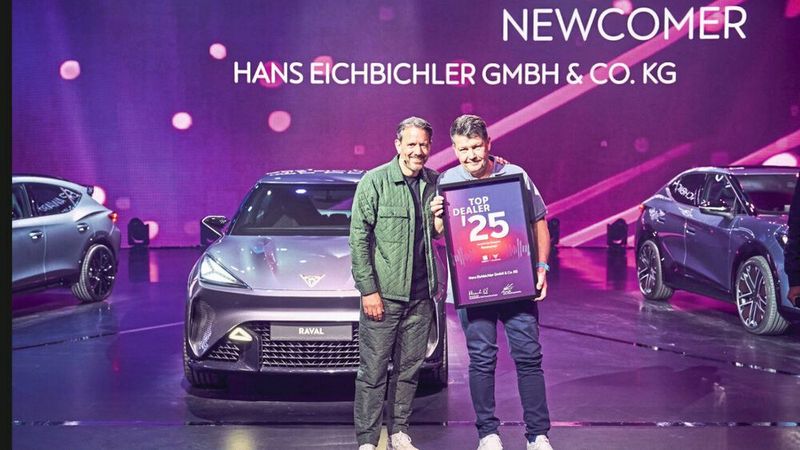 Newcomer des Jahres in der Seat-Cupra-Organisation ist das Autohaus Eichbichler. Im Bild gratuliert Erik Händler, Leiter Händlerorganisation bei Seat Deutschland, Geschäftsführer Thomas Eichbichler. (Bild: Seat Deutschland)