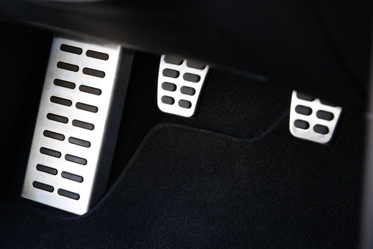 Sportpedale aus Aluminium dürfen nicht fehlen. (Foto: Hyundai)