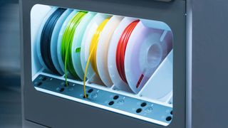 Im 3D-Druck werden thermoplastische Materialien als Filament bezeichnet, die in Faden- bzw. Drahtform auf einer Spule gewickelt sind. Das Filament wird beim Druck erhitzt und anschließend über eine Düse extrudiert, um schichtweise ein Objekt bzw. Bauteil herzustellen.  (Bild: xiaoliangge - stock.adobe.com)