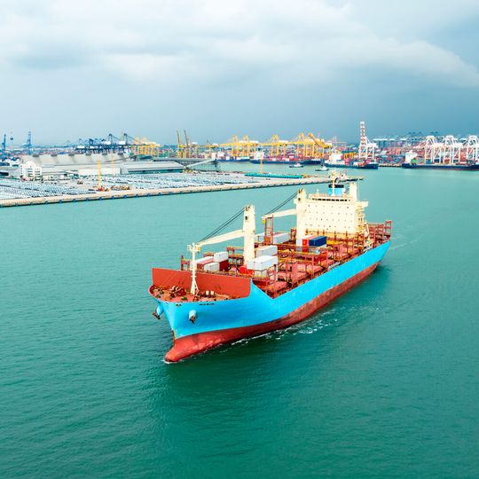 Solche Containerschiffe sollen bis 2050 klimaneutral auf den Welltmeeren unterwegs sein.(Bild:  SHUTTER DIN - stock.adobe.com)