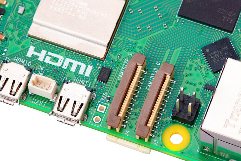 Über die beiden Flachbandanschlüsse lassen sich Kameras verbinden, die den MIPI-Standard unterstützen. (Bild: Raspberry Pi Foundation)