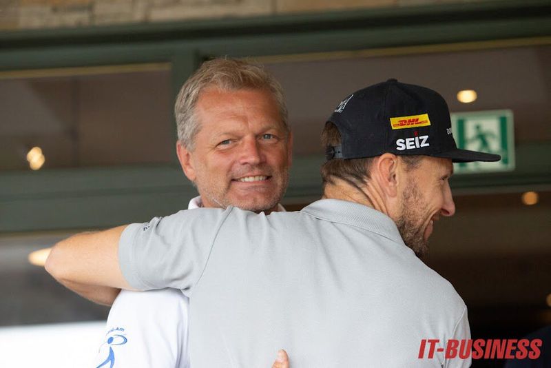 Große Wiedersehensfreude bei unserem BR-Moderator Tom Meiler und Bobfahrer Tobi Arlt. (Bild: Vogel IT-Medien GmbH)