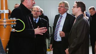 Einweihung des Kraftwerks: Vorstandssprecher Volker Schulz (li.) beschreibt Wirtschaftsminister Möllring (Mitte) die Funktionsweise der Anlage. Im Hintergrund lauschen MdL Arnd Czapek und Projektleiter Dipl.-Ing. Oliver Stutzer (re.). (Bild: Getec)