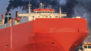 Abgase aus dem Schiffsschlot: Schiffsabgase sind für rund 20 bis 30% der Schwefeldioxid- und Stickoxidkonzentration in der Nordseeluft verantwortlich. (Bild: Baczewski Jaroslaw/Helmholtz-Zentrum Geesthacht)