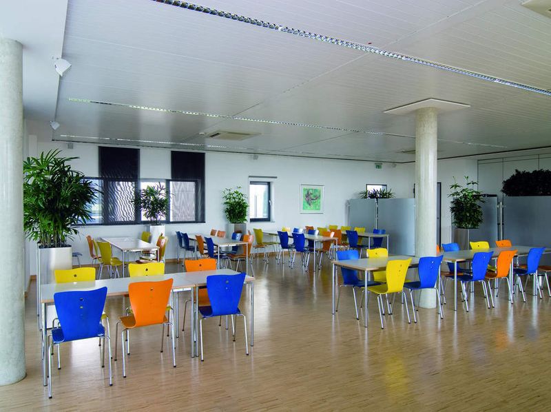 Durch die Zehnder Deckensegel lässt sich auch der Schall absorbieren. Allein durch die Installation der Kühl- und Heizelemente mit Ihren akustischen Dämmfähigkeiten konnten in Wallerstein die Anforderungen an die Schallemissionsminderung komplett erfüllt werden. Bild: Zehnder (Archiv: Vogel Business Media)