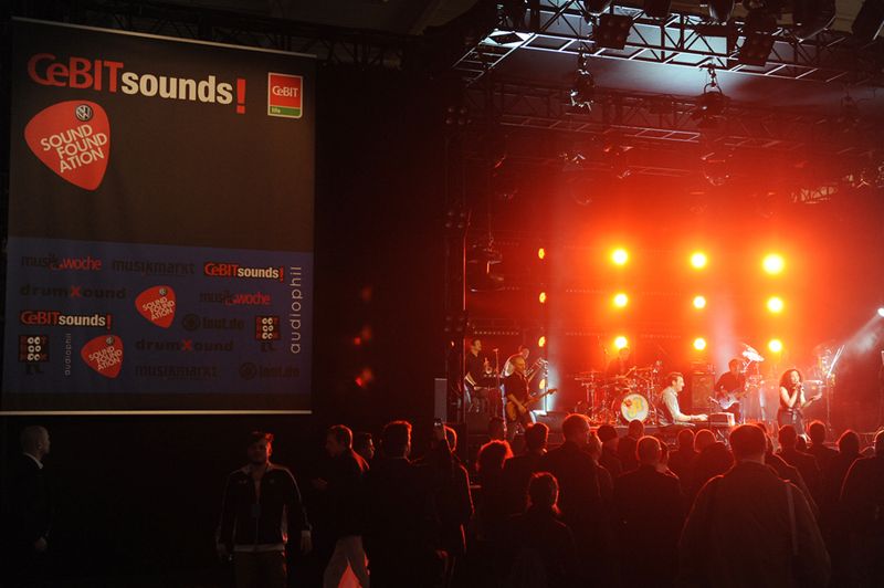 ...und andere Bands rockten die Halle 22. (Archiv: Vogel Business Media)