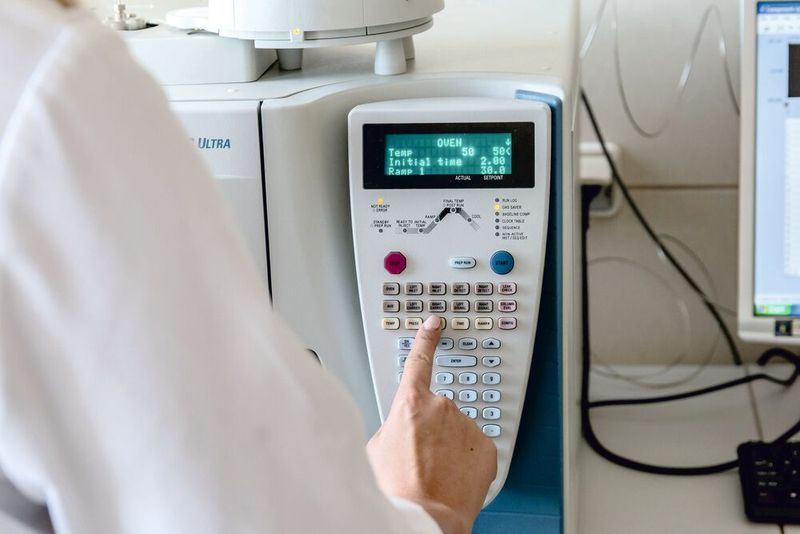 Abb.2: Viele Laborbereiche verschiedener Branchen arbeiten im regulierten Umfeld, weswegen dort eingesetzte Instrumente regelmäßig qualifiziert werden müssen (Bild: AnaTox GmbH & Co. KG / pixabay.com)