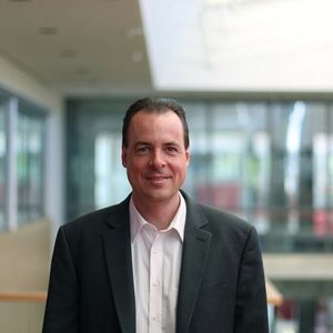 Dr.-Ing. Holger Flatt: „Die gemeinsam von Fraunhofer und Imago Technologies entwickelte Innovation kombiniert KI-basierte Echtzeitlokalisierung mit dem offenen Ortungsstandard Omlox, um Personen-, Material- und Prozessflüsse in Produktions- und Logistikumgebungen zu visualisieren. So lassen sich industrielle Abläufe vereinfachen und optimieren.“ (Bild: Fraunhofer IOSB-INA)