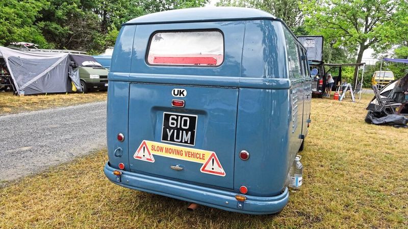 Kein Witz, sondern reiner Selbsterhaltungstrieb: Wer mit originalen 24,5 PS heute über deutsche Autobahnen fährt, sollte andere Verkehrsteilnehmer auf der rechten Spur definitiv warnen. (Bild: Dominsky – VCG)