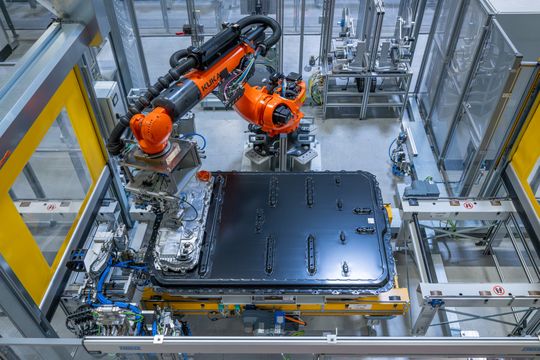Am Ende der Montage wird das Gehäuse geschlossen, abgedichtet und vernietet.(Bild:  BMW Group)
