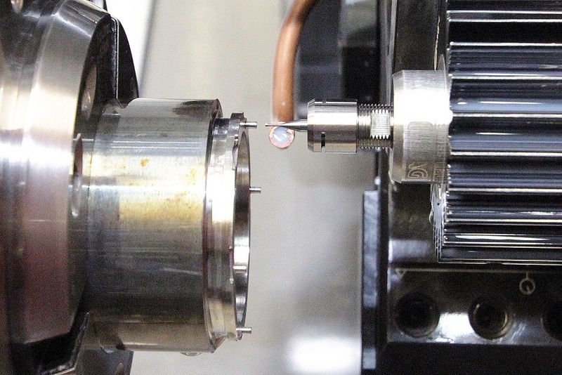 Für Innengewinde mit einem Durchmesser von 0,8 mm kommt auf der MAXXturn 65 der Bearbeitungsmodus Wirbelfräsen zum Einsatz. (Bild: Siemens)