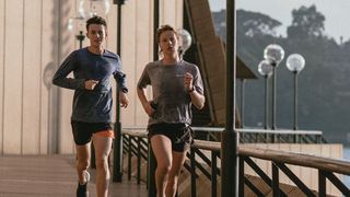 Scheinbar unkritische Daten werden zum Einfallstor für Kriminelle: Die Joggingrouten einer Fitnessapp zeigten beispielsweise die Grundrisse von geheimen US-Militärstützpunkten. (Bild: gemeinfrei // Unsplash)