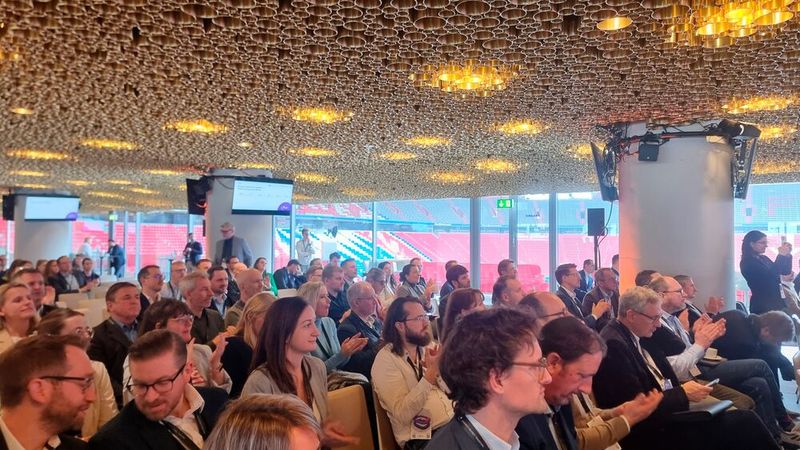 Starker Auftakt: Der erste Veranstaltungstag startete mit gut besuchten Vormittagssessions. (Bild: © Serina Sonsalla)