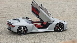 Wie eine Brücke spannt sich der Mitteltunnel vom Heck zum Armaturenbrett. (Bild: GFG Style)