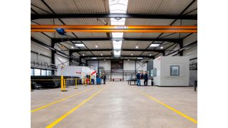 Kloeckner Metals Germany stellt sich im Verteidigungsbereich breiter auf. Dazu wurde jetzt ein neuer Standort für die Tochter Ambo Stahl in Köln-Hürth eröffnet – hier ein Blick hinein. Vor allem wird eine Laserschneidanlage mit satten 60 Kilowatt Leistung als Herzstück herausgestellt ... (Bild: Kloeckner Metals Germany)