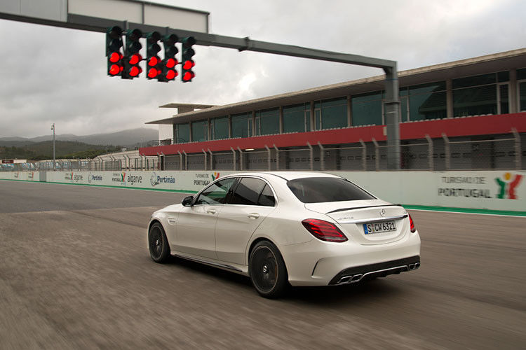 Der C63 tritt in die großen Fußstapfen des früheren Mercedes-Benz C63 AMG mit seinem zur Ikone gewordenen 6,2-Liter-V8. (Foto: Daimler)