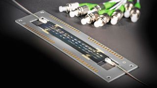 Integrated optical circuit with fiber optic connections (top and bottom), developed at the Fraunhofer IOF in Jena. (Image:Fraunhofer IOF)