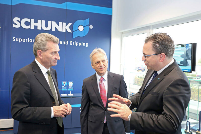 Henrik A. Schunk (rechts) und Heinz-Dieter Schunk (Mitte) gaben Günther Oettinger Einblicke in die Umsetzung des Trends zur Industrie 4.0 durch Schunk. (Bild: Schunk)