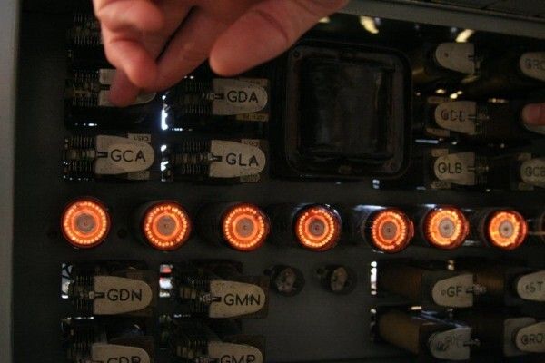Einbau von Zählröhren kurz vor Abschluss der Restaurierung 2012 (Bild: TNMOC)