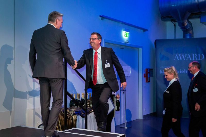 Und dann ging es los mit dem Reigen der Preisträger: Metropol Automobile aus Nürnberg hat es in die Top Ten geschafft. (Stefan Bausewein)