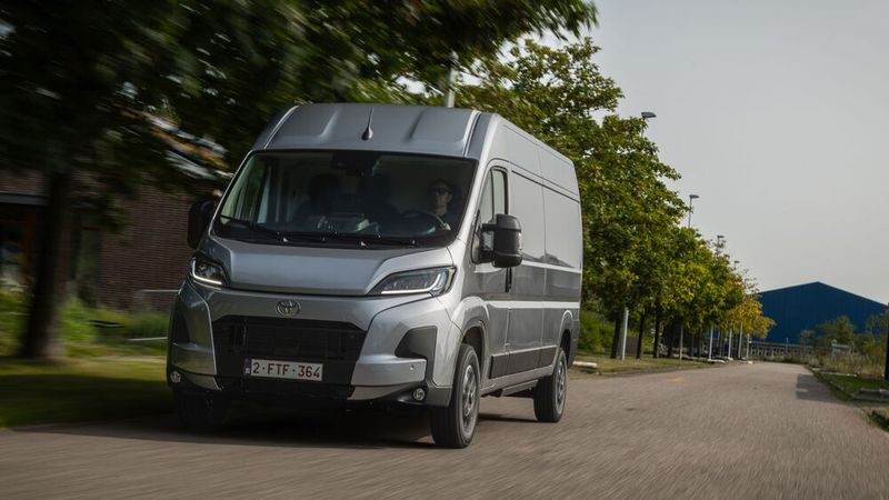 Der ohne Spiegel 2,05 Meter breite Proace Max ist in drei Längen (5,41, 6,00 und 6,36 m) und zwei Radständen (3,45 und 4,04 m) lieferbar. (Bild: Toyota)