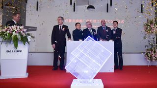 Eröffnung des Erweiterungsbaus bei Balluff in Chengdu: v.l. Michael Unger, Sprecher der Geschäftsleitung, Balluff, Zhong Xiatao, Vizedirektor Chengdu Büro für wirtschaftliche Informationen und Investment Förderung, Rolf Hermle, Beiratsvorsitzender Balluff, Dr. Klaus Schmidt, Generalkonsul der Bundesrepublik Deutschland in Chengdu und Li Jian, Vizedirektor der Chengdu Industriezone. (Balluff)