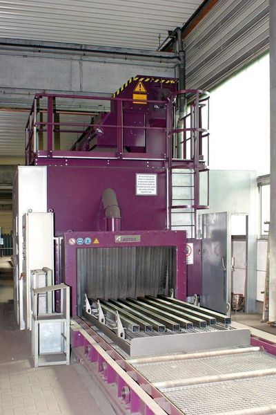 Bild 4: Kontrollieren Lichtschranken oder Schaltschwellen die Werkstückzuführung, können einzelne Turbinen, aber auch die ganze Schleuderrad-Strahlanlage bei Zufuhrunterbrechung automatisch abgeschaltet werden. (Archiv: Vogel Business Media)
