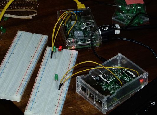 Rasperry Pi 2 B in Aktion: Fliegend verdrahtet und direkt mit der Windows-Welt verbunden(Bild:  RS Components)