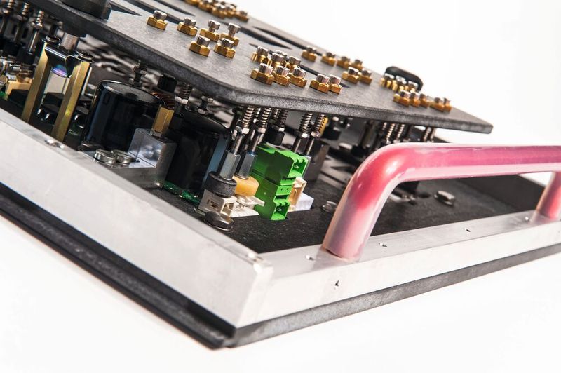 Titan-Lötmasken sorgen für eine gleichmäßige Wärmeverteilung in der Leiterplatte und schützen SMD- Bauteile wirksam während des Lötprozesses und tragen somit zu einer hohen Lötqualität bei. (Bild: Leutz Lötsysteme)