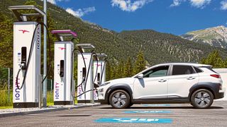 Betreiber von Lademöglichkeiten sollen künftig häufiger Strom direkt vor Ort produzieren. (Bild: Ionity)