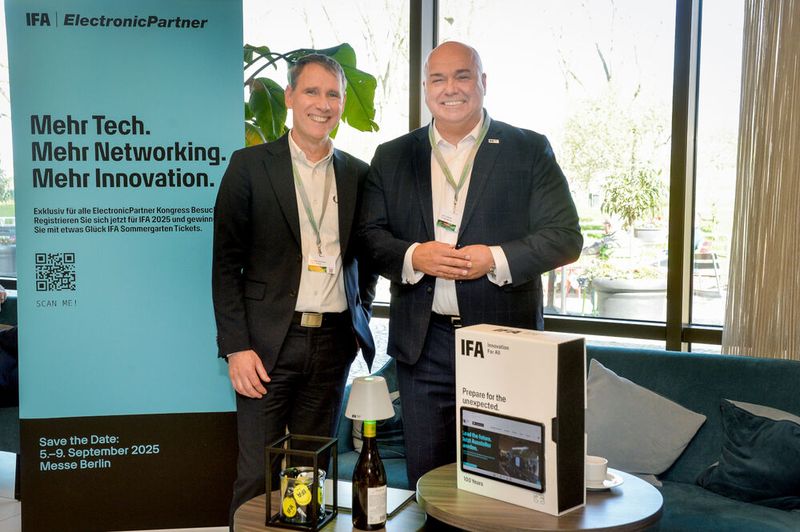 Leif Lindner (r., CEO der IFA Berlin) war der Einladung von ElectronicPartner Vorstand Matthias Assmann gefolgt und mit einem eigenen Stand vertreten.  (Bild: ElectronicPartner)
