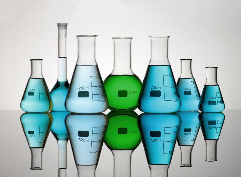 Bild 1: Die EU-Chemikalienverordnung Reach regelt die Registrierung, Bewertung, Zulassung und Beschränkung von Chemikalien. (iStock.com/pedrosala)