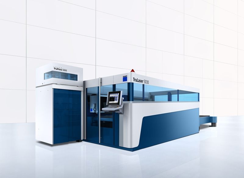 Maximale Effizienz und Kantenqualität mit einem CO2-Laser verspricht Trumpf den Kunden, denn das biete die Weltneuheit Trulaser 5030, die das Unternehmen auf der Blechexpo 2013 in Stuttgart vorgestellt hat. (Bild: Trumpf)
