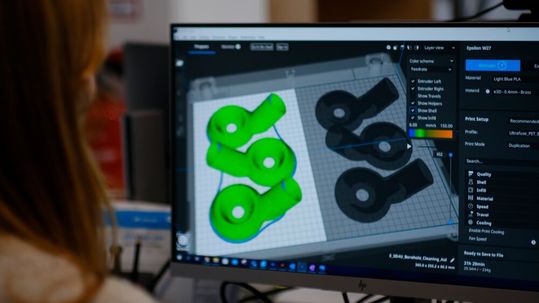 Durch den 3D-Druck können gleichwertige oder sogar verbesserte Teile mit weniger Materialaufwand hergestellt werden. Durch den 3D-Druck können gleichwertige oder sogar verbesserte Teile mit weniger Materialaufwand hergestellt werden.
