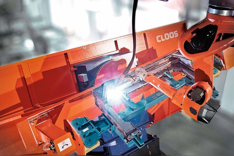 Die Servomotoren der neuen DSH1-Reihe (links im Bild) erreichen mit ihren sehr guten Regeleigenschaften eine hohe Qualität und Genauigkeit, wie sie z. B. für spezielle Schweissnähte erforderlich sind. I Bild rechts: Carl Cloos Schweisstechnik GmbH. (Baumüller)