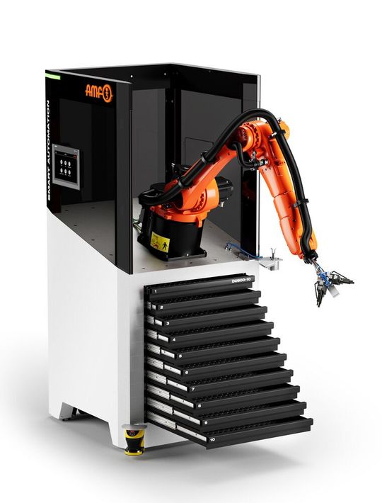 So sieht das smarte, robotergestützte AMF-Beladesystem für Fertigungssysteme in der Komplettansicht aus. Schubladen mit Rasterplatten nehmen diverste Rohteile auf. Ein Doppelgreifer übernimmt das sichere Be- und Entladen derselben.(Bild:  AMF)