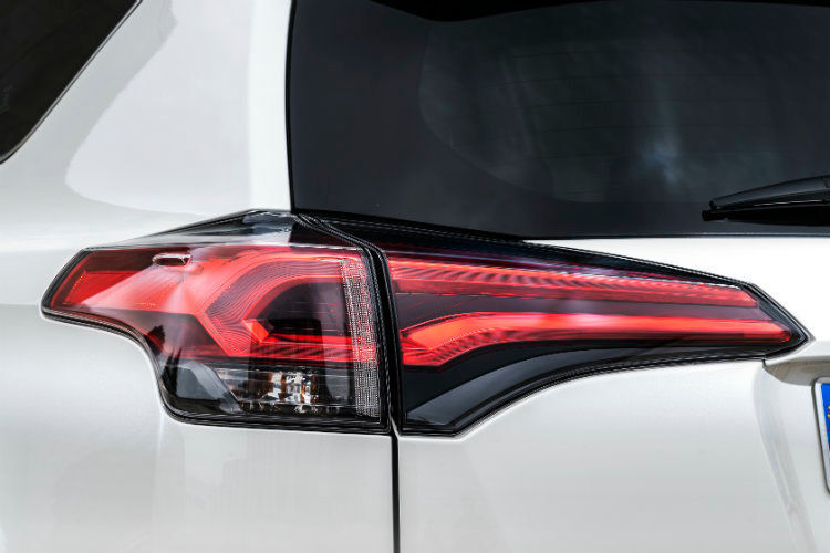 Auch die Rückleuchten in LED-Technik hat Toyota modifiziert.  (Toyota)