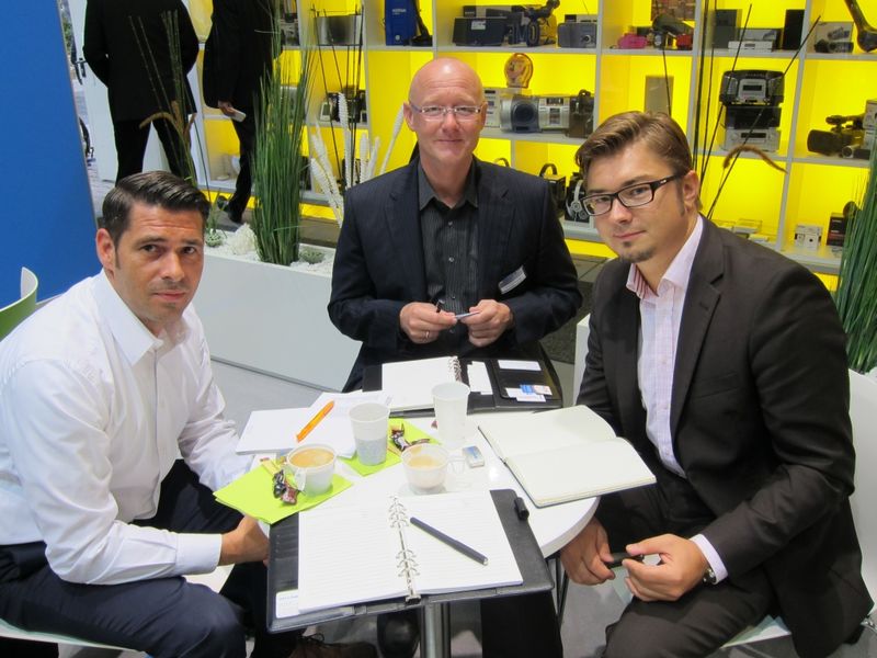 (v.l.) Andreas Kronschnabel und Patrik Krol (Ingram Micro) mit Thomas Wenzel (m., TP-Link) im Verkaufsgespräch. (Bild: IT-BUSINESS)