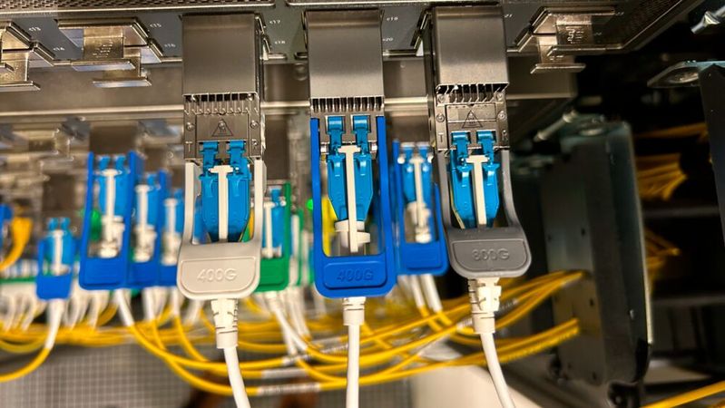 Vorbildlich: Hier sitzt der neue 800GE-Port (ganz rechts) direkt neben etablierten 400G-Links – realisiert mit „Nokia 800G-ZR+“-Single-Lambda-Optiken, die 800 Gbit/s über eine einzige Wellenlänge übertragen, in einem Router vom Typ „Nokia 7750SR“.(Bild:  DE-CIX)