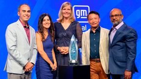 Von links nach rechts: Jeff Jones (Managing Director and Vice President of Global Automotive OEM Coatings, BASF Coatings), Sarah Kenny (Director Global Key Account Management, BASF Coatings); Uta Holzenkamp (President BASF Coatings); Patrick Zhao (Senior Vice President, Global Automotive OEM Coatings, BASF Coatings) und Sham Kunjur (Executive Director Purchasing, General Motors). (Bild: GM)