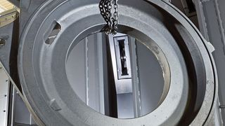 Die neue Strahlanlage bei Eickhoff, hergestellt von Agtos, nimmt Werkstücke bis 3,5 m Durchmesser und Höhe auf. (Bild: Agtos)