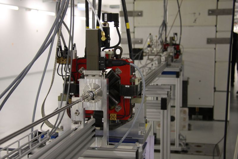 Der SwissFEL befindet sich in einem 740 Meter langen Tunnel und besteht aus Injektor, Linearbeschleuniger, Undulatoren und Messplätze. Für dieses Strecke braucht er 10 Femtosekunden oder 0,000 000 000 000 001 sec. (Sergio Caré / VBM)