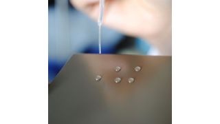 Das Beschichtungssystem Cer-Coat-Y von WZR verleiht den behandelten Oberflächen hydrophobe – also Wasser abweisende – Eigenschaften. Es ist besonders umweltschonend, da es ohne Fluormodifizierung auskommt. (Bild: WZR)