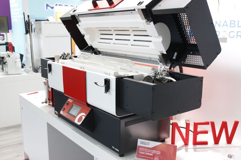 Die neue TSO Rohrofenserie von Carbolite Gero nutzt eine oszillierende Bewegung des Drehrohrs, um die Oberfläche des Probenmaterials, die der Atmosphäre innerhalb des Reaktionsrohrs ausgesetzt ist, zu vergrößern. Dies führt zu kürzeren Reaktionszeiten und verbessert die Gesamtausbeute. (LABORPRAXIS, C. Lüttmann)