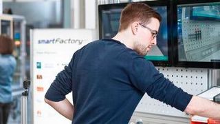 Smart Factory KL baut derzeit eine Shared Production auf drei Standorte verteilt in Kaiserslautern auf und integriert hier bewusst viele Handarbeitsplätze. (Smart Factory KL )