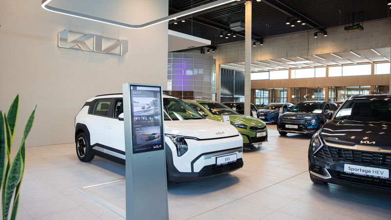 Im Betrieb präsentiert Levy Rheinland das gesamte Portfolio der südkoreanischen Marke. (Bild: Kia)