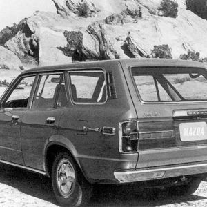 Den RX3 baute Mazda von 1972 bis 1978. Das Mittelklassemodell besaß einen  Zweischeiben-Wankelmotor und basierte auf dem Mazda 818. Sein Nachfolger wurde der RX7, den es dann allerdings nur als Sportwagen gab.(Bild:  Mazda)