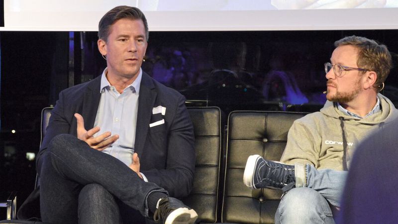 An der Diskussion beteiligten sich auch Philipp Krosche (r.) von der Kroschke-Gruppe und Christian Richter von Google. (Bild: Achter – »kfz-betrieb«)