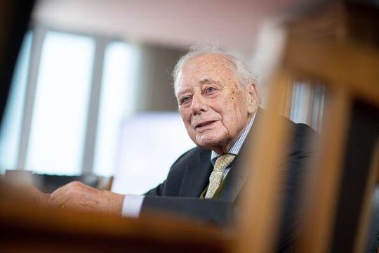 Der Senior wird nur noch ehrenhalber zuschauen! Reinhold Würth gibt nun auch den Vorsitz der Stiftung ab. Sein Enkel Benjamin Würth wird dieses Amt ab dem 1. Januar 2025 übernehmen. Doch der Schraubenkönig wird bei Bedarf seine Meinung auch weiter äußern ...(Bild:  Würth)